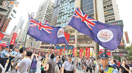 今年七一遊行繼續有大批象徵港獨的港英龍獅旗出現。（陳章存攝）