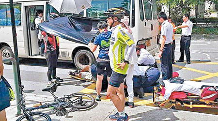 途經的單車人士為傷者打傘遮太陽。（互聯網圖片）