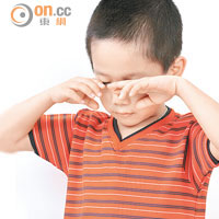 經常「捽眼」或雙手不潔，有機會將病菌帶入眼睛致紅眼症。