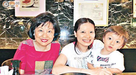 張潤衡太太Rainbow（中）抱埋囝囝，祝契媽李麗娟（左）生日快樂。