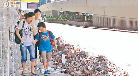 長沙灣道有大量建築廢料遭棄置路邊。