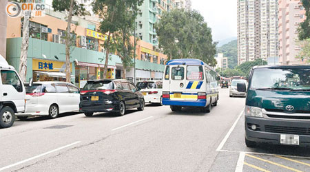 大埔翠樂街違泊情況嚴重，駕駛者需冒險逆線行駛方能駛過。