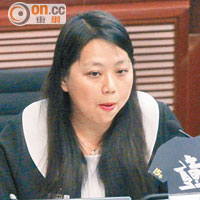 陳少玲指出任校長僅獲每月加薪三百元，不滿加薪幅度過低。