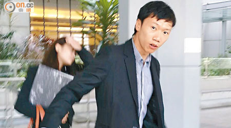 被告劉中奇被指出賣顧客糾黨劫貨，昨重囚十年。