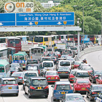 事故引致香港仔隧道出口大塞車。（馬竟峯攝）