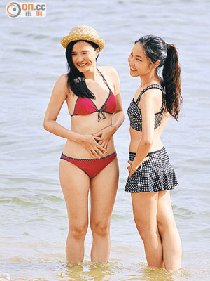 夏日炎炎，不少女士們昨到海灘戲水抵抗炎夏。