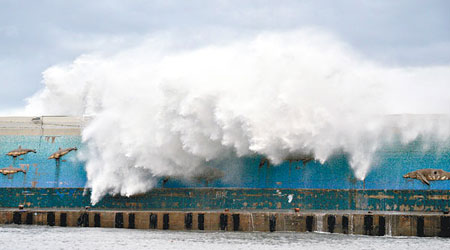 台灣<br>台東海邊掀起巨浪，大浪打過堤防。（中央社圖片）