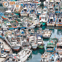 台灣南方澳漁港停滿躲避颱風的漁船。