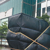 台北101大樓廣場裝置藝術也加強防風措施。（中央社圖片）