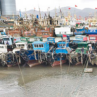 內地 <br>浙江溫嶺松門水域逾千艘船舶在港口避風。（中新社圖片）