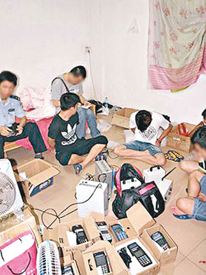 廣州警方早前偵破電話詐騙集團，拘捕騙徒和起出大批器材。（互聯網圖片）