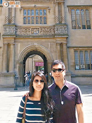 鍾國斌（右）去年帶女兒參觀牛津大學，可惜阿女對牛津冇興趣。（受訪者提供圖片）