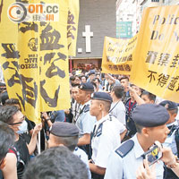 警方多次舉黃旗警告本土派示威者。