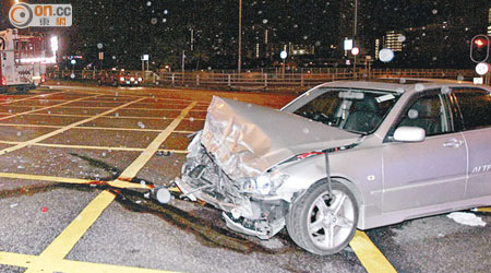 當年<br>「睇錯燈」的私家車車頭嚴重損毀。