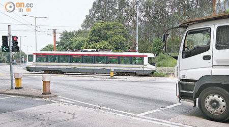 新界不少有「孭仔燈」的路口，均會有輕鐵駛過，路面情況更為複雜。