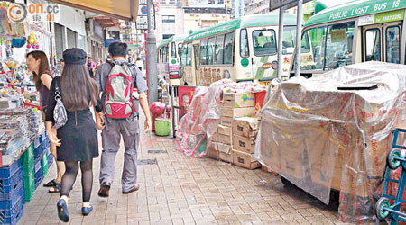 裕民坊行人路長期擺滿手推車等雜物，礙途人通過。