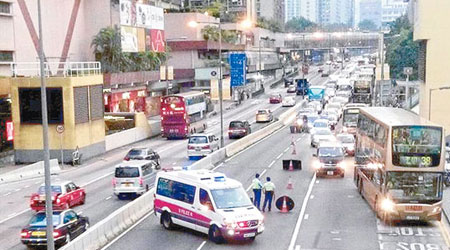 警方在多處設置路障截查可疑車輛，當中包括黃大仙龍翔道。（互聯網圖片）