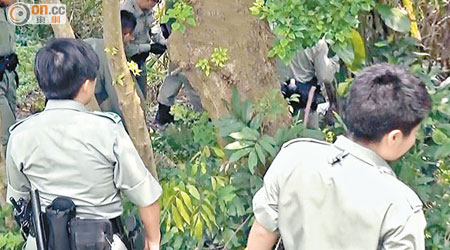 警員在山頭搜捕漏網竊匪。（吳家豪攝）