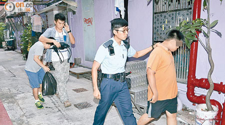 警方將少年（左一）及一名青年拘捕。（王偉安攝）