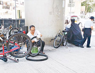 食署「守株待告」指單車伯做小販