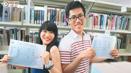 譚樂敏（左）及郭俊勤為港大同學會書院首兩名雙星狀元。（羅錦鴻攝）