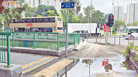 大埔頌雅路近汀角路交界行人路路面不平，造成雨後出現水窪。