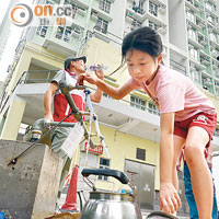 啟晴邨部分居民出動小朋友幫忙取水。