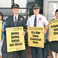日本<br>有聯合航空機師在成田機場與員工一同示威。（互聯網圖片）