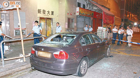 房車被兇徒扑爆窗，警方在場調查。
