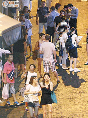 警方留意到蘭桂坊消遣的女士們的人身安全問題。
