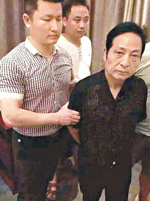 網傳王林（右）被警方帶走的照片。（互聯網圖片）