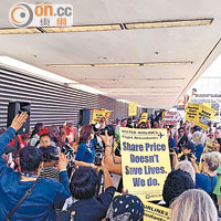 洛杉磯<br>聯合航空員工在洛杉磯國際機場外示威，吸引大批人圍觀。
