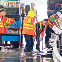 工程人員清理水浸現場淤塞的水渠。（吳欽旺攝）