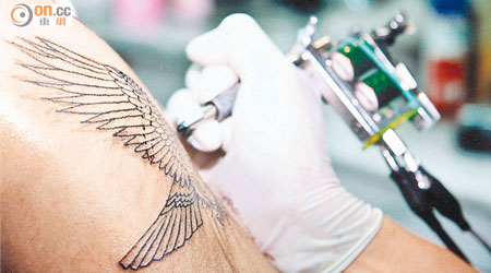 丙肝病毒可透過紋身工具傳播。