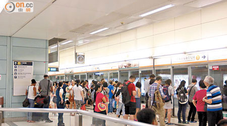 東涌線欣澳站有不少乘客等候轉乘迪士尼線。（莊杰成攝）