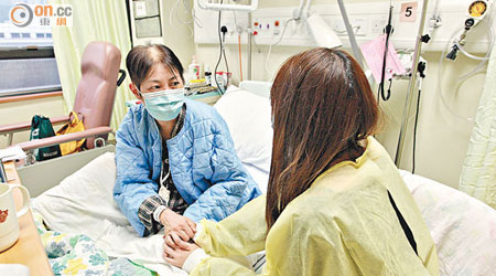 女兒彤彤（右）是胡雪貞（左）對抗癌魔的精神支柱。