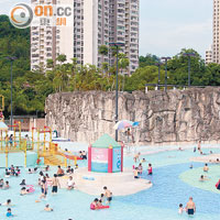 正值炎夏，將軍澳游泳池大部分均已開放，不少市民到嬉水池暢泳。