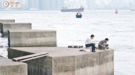 鰂魚涌海裕街對出空地發展方案仍有待落實，現場無人管理，有釣客以木板搭成簡陋橋樑通往垂釣，恐生意外。