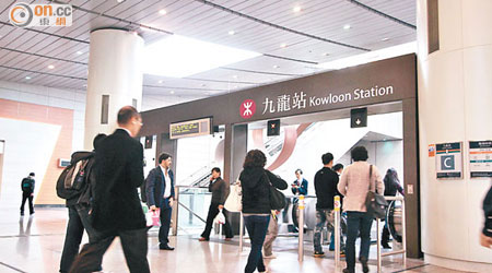 九龍至香港站為港鐵東涌線最繁忙的路段。