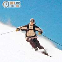 滑雪衝擊性較大，膝頭痛患者應注意受傷風險。（資料圖片）