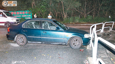 失車在長春新村對開失事撞欄。（胡德威攝）