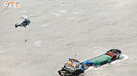 內地貨船在本港以東水域擱淺，直升機拯救遇險船隻。（政府飛行服務隊提供圖片）