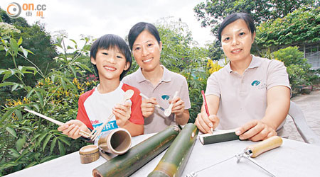 利用竹及簡單工具可製成天然環保的竹餐具，中為周鴻青，右為趙玉蓮。