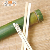 利用竹條製成的筷子。