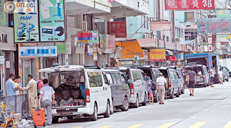 深水埗南昌街每日黃昏都有大批無牌小販以貨車及客貨車佔據行車線擺賣。