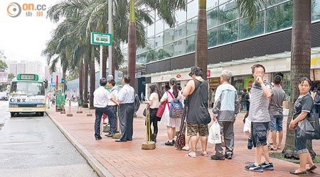 港鐵大圍站外小巴站頭欠缺上蓋，乘客需於烈日當空下候車。