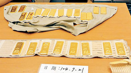 機場人員發現涉案男子以背心及束腹口袋暗藏黃金。（互聯網圖片）