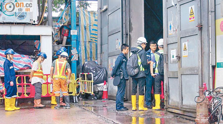 警員在豎井的地面入口調查。（李國健攝）