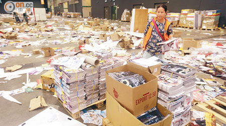 大量賣剩書籍散落會場，清潔工人忙於清理。