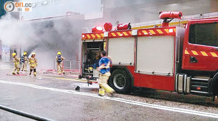 電錶房爆炸冒煙，消防員到場灌救。（網民C Wing Ko提供）